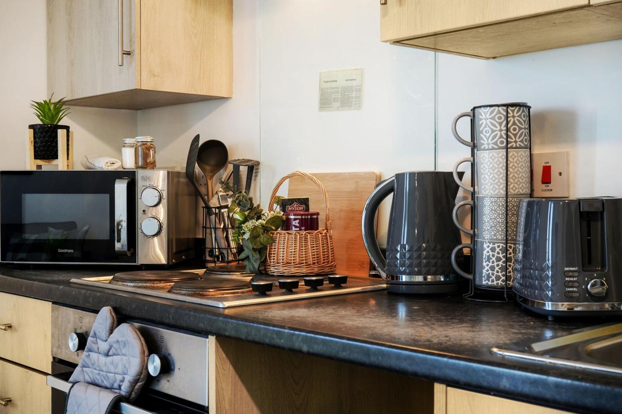 Modern Apartments With Free Parking Near Heathrow Colnbrook Exterior foto