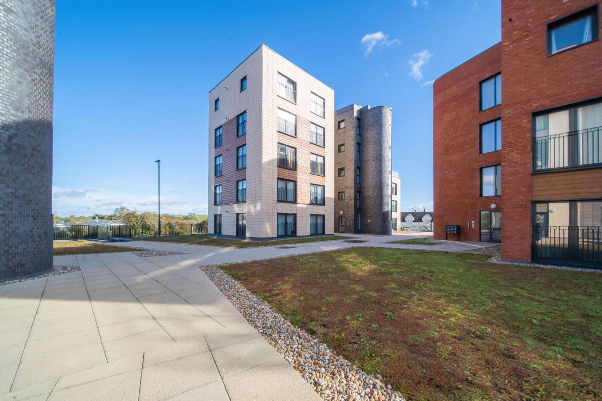 Modern Apartments With Free Parking Near Heathrow Colnbrook Exterior foto