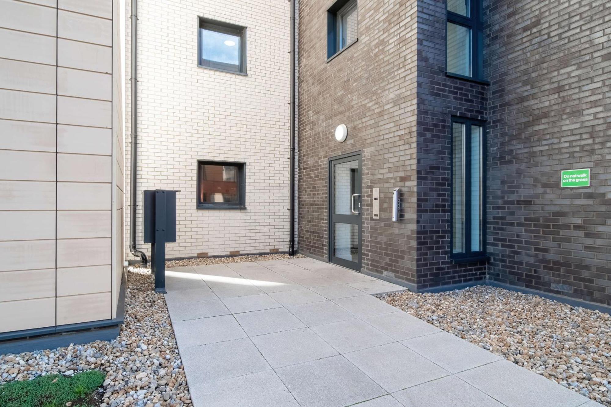 Modern Apartments With Free Parking Near Heathrow Colnbrook Exterior foto
