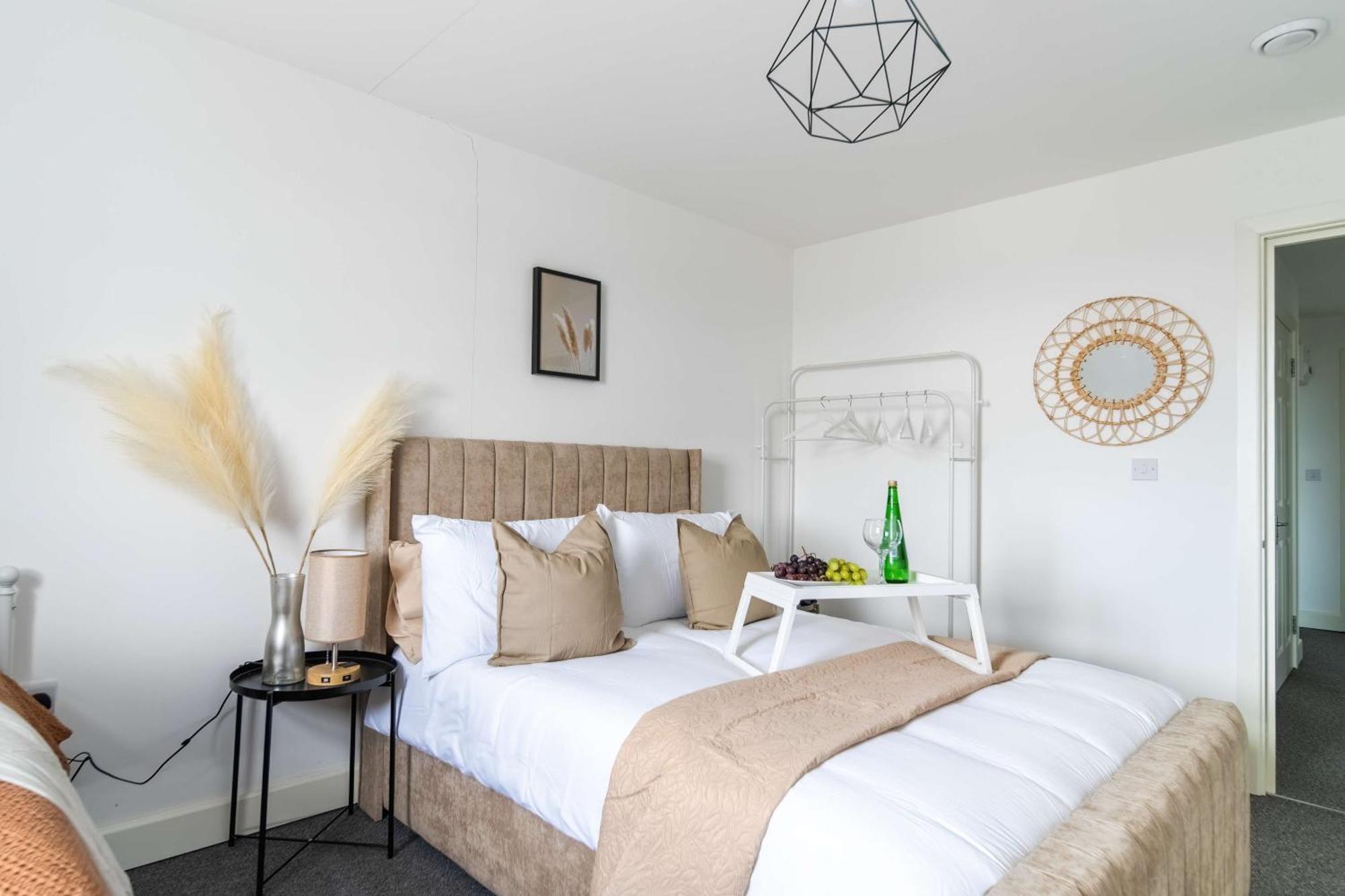 Modern Apartments With Free Parking Near Heathrow Colnbrook Exterior foto