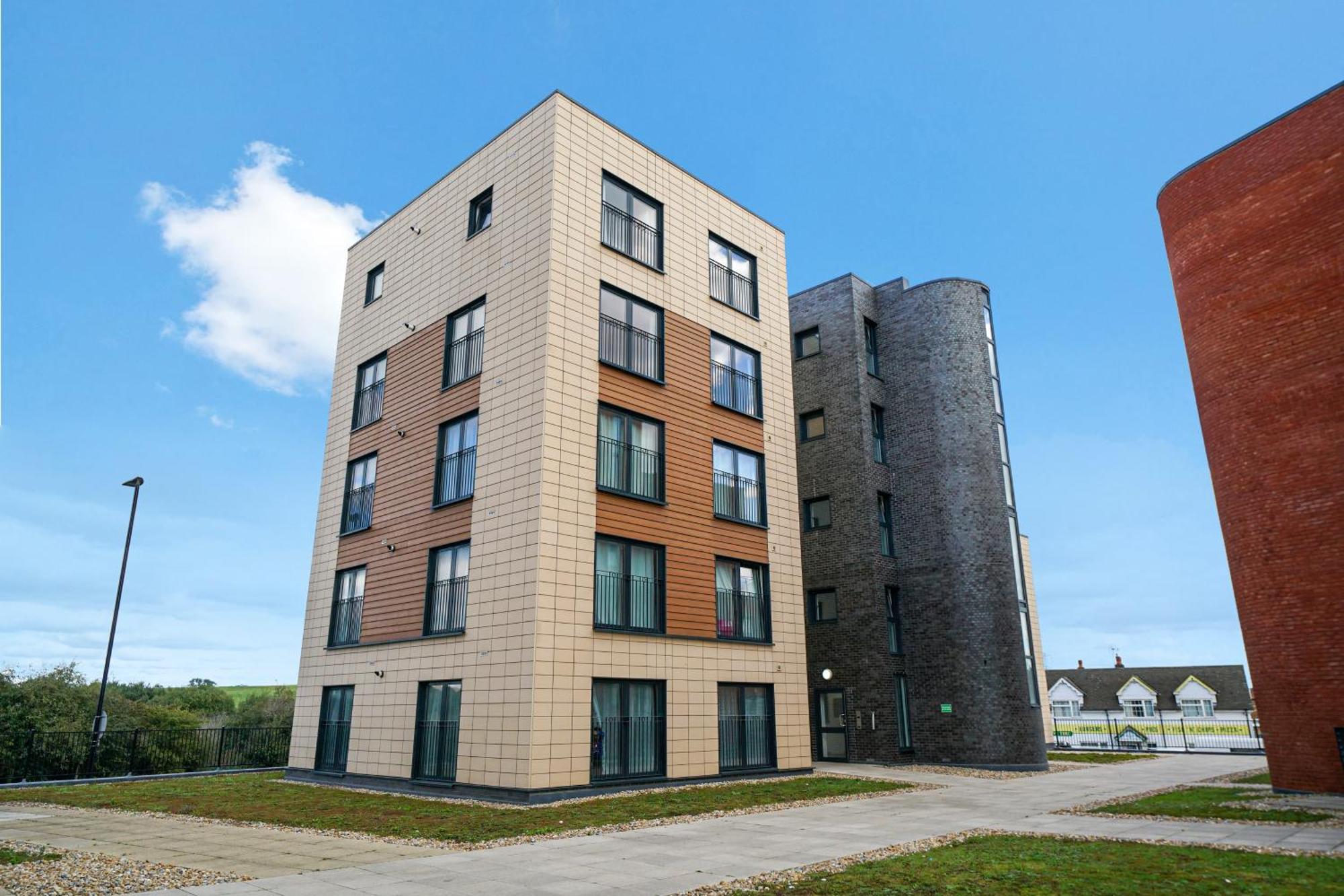Modern Apartments With Free Parking Near Heathrow Colnbrook Exterior foto
